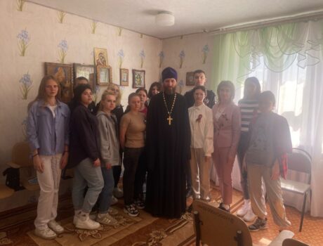 Руководитель Миссионерского отдела епархии встретился со студентами техникума поселка Вейделевка в Пасхальные дни