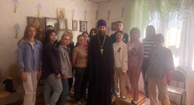 Руководитель Миссионерского отдела епархии встретился со студентами техникума поселка Вейделевка в Пасхальные дни