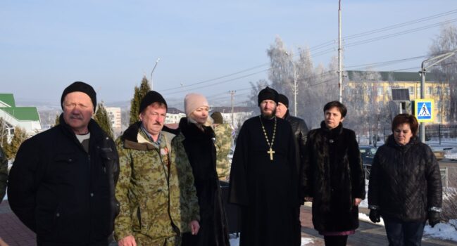 Настоятель Покровского храма поселка Вейделевка принял участие в возложении цветов в день памяти воинов-интернационалистов в поселке Вейделевка